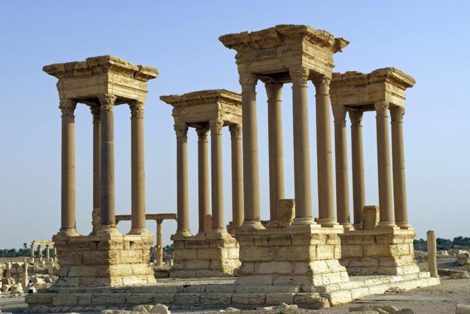 O reconstruído Tetrapylon no Cardo Maximus, Palmyra, Síria