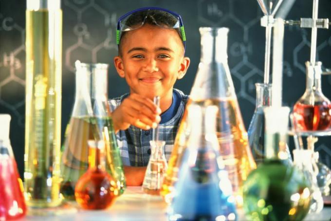 Eu tenho o químico da poltrona. 20 Questions Chemistry Quiz