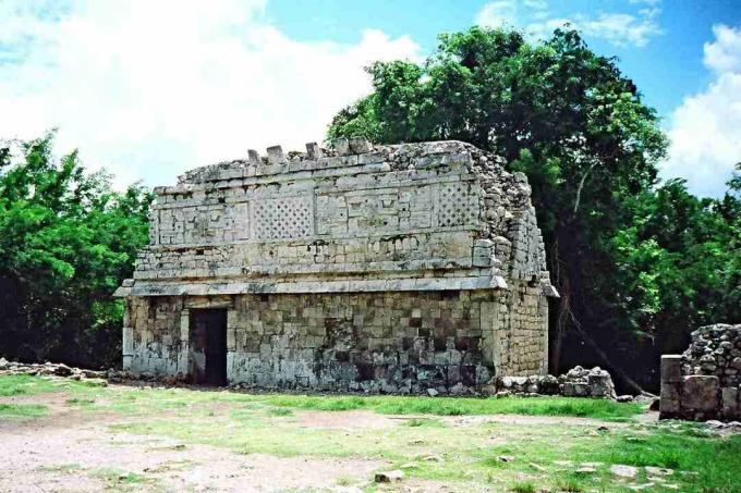 Uma casa maia bem preservada no estilo Puuc em Chichén Itzá