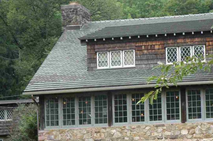 Detalhe de artesão Farms Log House com telhado de telha cerâmica