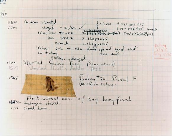 A primeira traça de bug de computador foi encontrada presa entre os pontos do relé nº 70, painel F, da calculadora de relés Mark II Aiken enquanto estava sendo testada na Universidade de Harvard, em 9 de setembro de 1945
