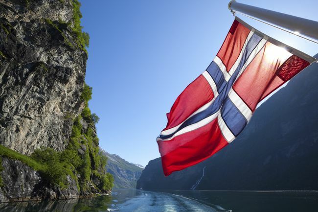 Bandeira da Noruega na balsa no Fiorde de Geiranger, Noruega