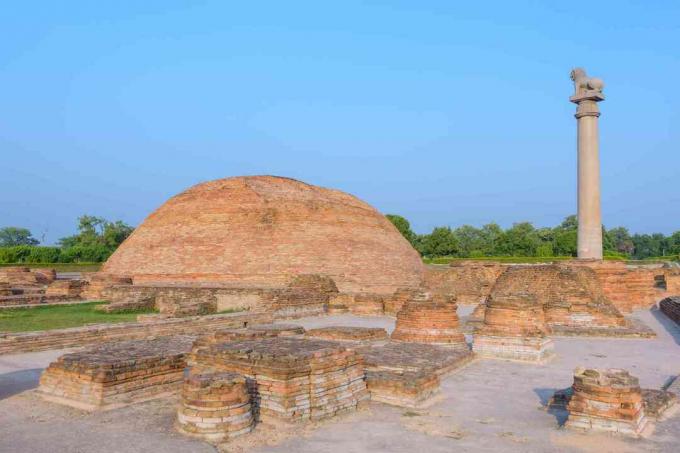 Pilar Ananda Stupa e Asokan em Kutagarasala Vihara, Vaishali, Bihar, Índia