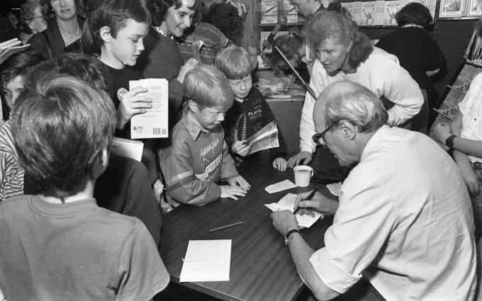 Uma multidão de crianças espera pelo autógrafo de Dahl