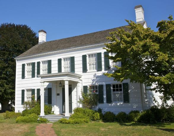 Casa colonial branca com persianas verdes, Corwith House, c. Long Island, 1850