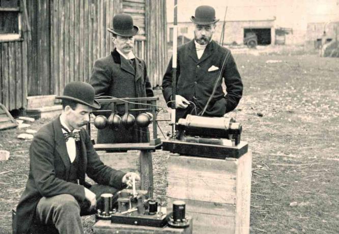 Fotografia antiga dos engenheiros dos correios britânicos inspecionando o equipamento de rádio de Marconi durante uma manifestação na ilha de Flat Holm, 13 de maio de 1897