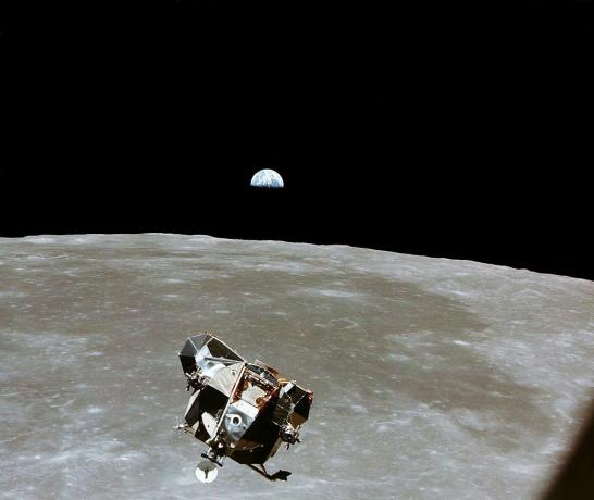 Módulo lunar Apollo 11 subindo acima da lua