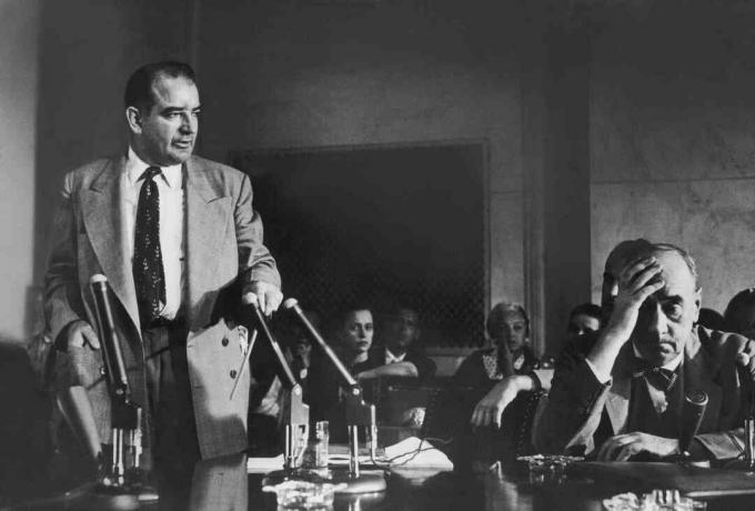 fotografia do senador Joseph McCarthy e do advogado Joseph Welch