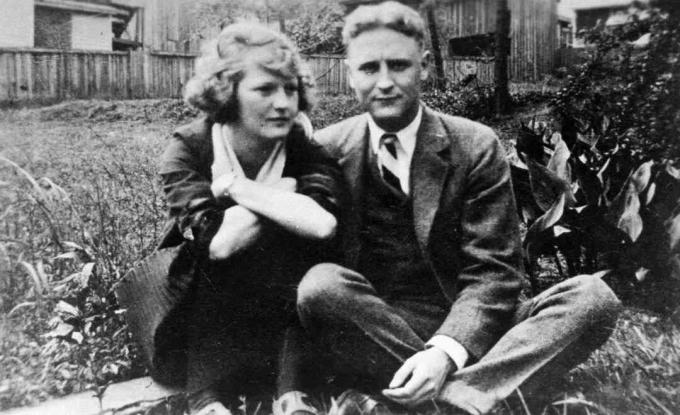 Zelda e F. Scott Fitzgerald sentado em seu jardim