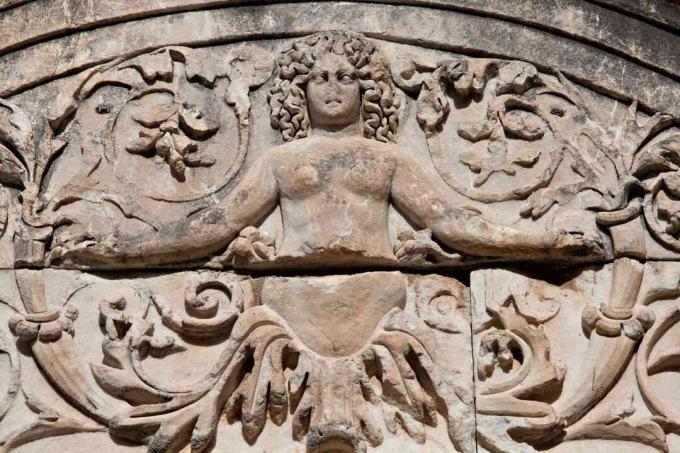 Alívio da Medusa no templo de Adriano, Éfeso, Turquia