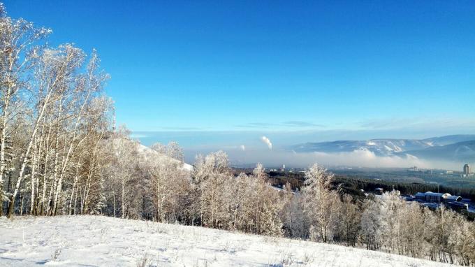 Vista panorâmica da paisagem coberta de neve contra o céu azul