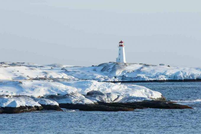 Farol na Nova Escócia, onde o ar polar marítimo se forma sobre oceanos em altas latitudes
