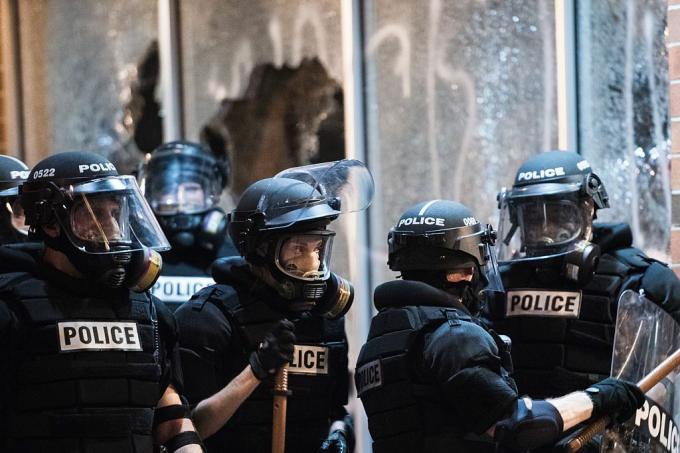 Protestos eclodem em Charlotte após tiroteio na polícia