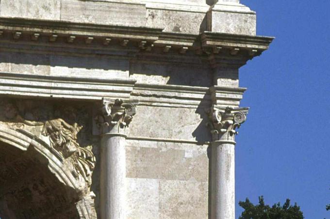 Detalhe de capitéis compostos de mármore em colunas compostas engajadas, reconstruídas em um antigo arco triunfal romano