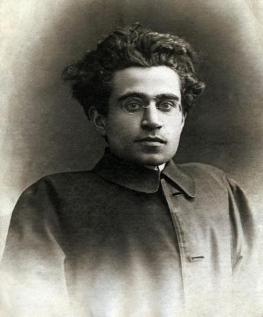 Antonio Gramsci (1891-1937), político; antes de aderir ao Partido Socialista, então um dos fundadores do Partido Comunista Italiano em 1921