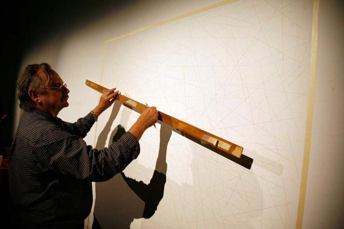 John Hogan criando um desenho de linha de Sol Lewitt