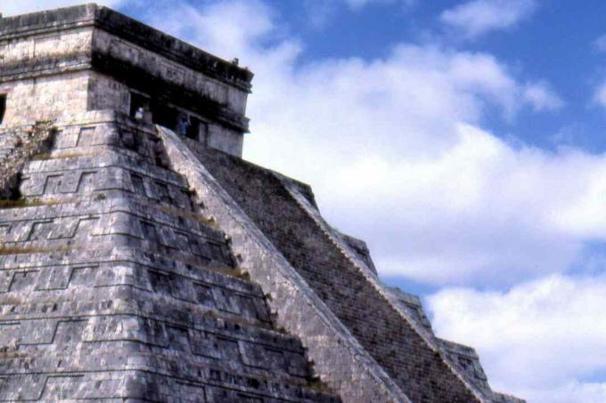 A plataforma de astronomia que coroa el Castillo em Chichen Itzá