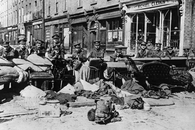 foto das tropas britânicas durante a Páscoa de 1916 em Dublin