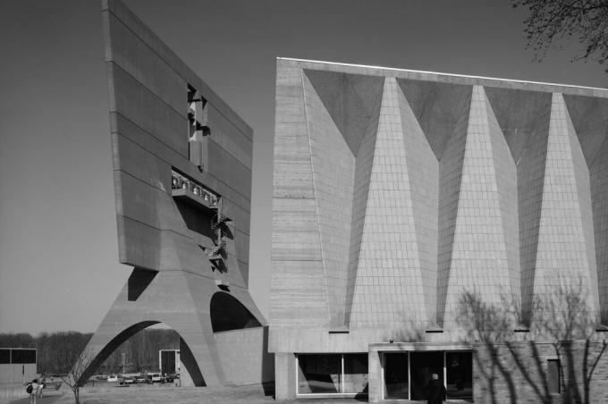 Foto em preto e branco da abadia da St. John's University, projetada por Marcel Breuer