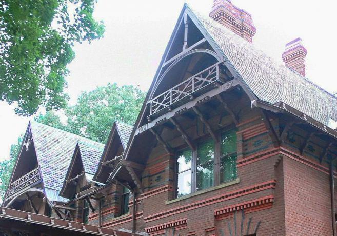 Gables na casa de Mark Twain tem suportes enormes e treliças decorativas.