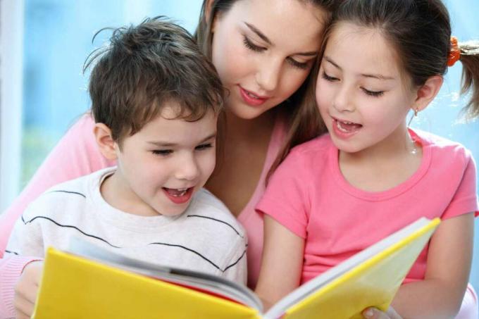 Mamãe leyendo con dos niños