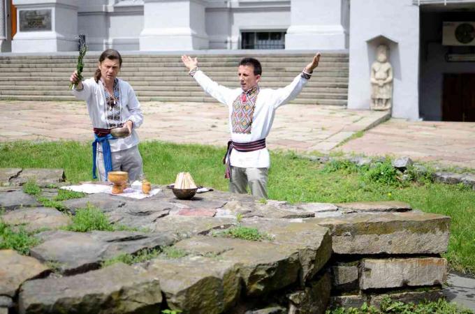 comunidade pagã ucraniana que faz cerimônia ritual dedicada a Perun, Ucrânia