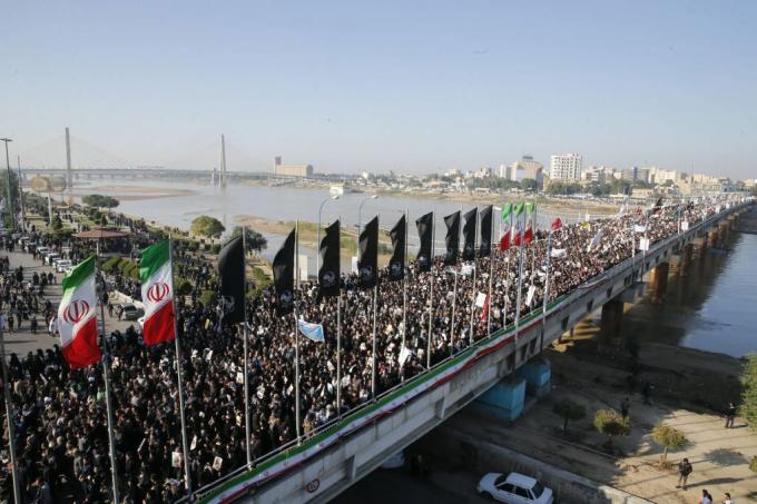 Iranianos marchando nas ruas de Ahvaz