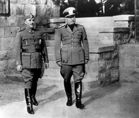 Líder autoritário espanhol Francisco Franco (à esquerda) com o ditador italiano Benito Mussolini, 4 de março de 1944