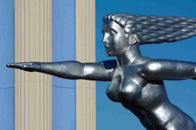 detalhe da escultura de metal art deco em Fair Park, Dallas, mulher nua, cabelo fluindo para trás