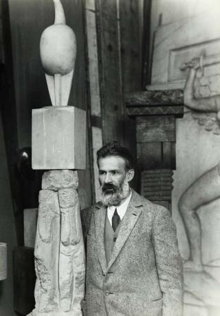 Constantin Brancusi com escultura