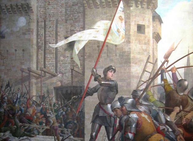 Joana d'Arc em armadura agitando uma bandeira branca e dourada na frente dos soldados.