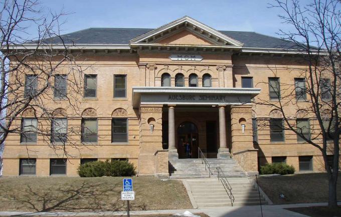 The Old Main no Augsburg College.