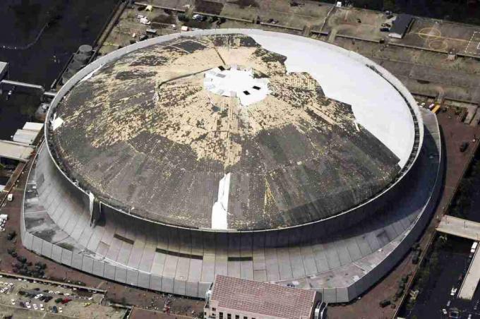 foto aérea de revestimento de telhado removido da metade de um estádio abobadado