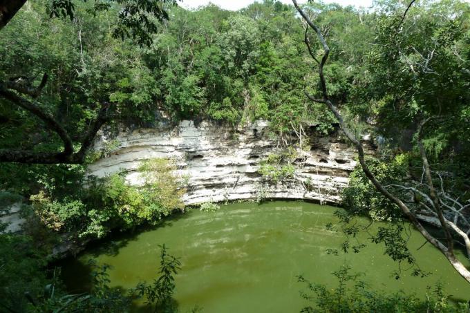 O poço de sacrifício verde-escuro em Chichén Itzá