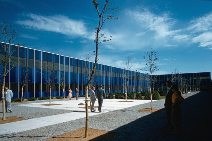 janelas de cor azul do IBM Center projetado por Eero Saarinen, Rochester, Minnesota, c. 1957