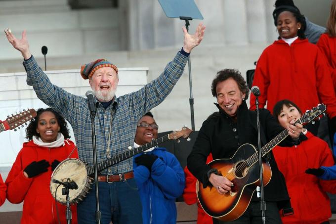 foto de Pete Seeger se apresentando ao lado de Bruce Springsteen