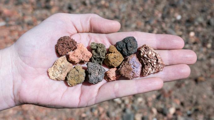 Scoria é uma rocha porosa que é mais escura e mais densa que a pedra-pomes.