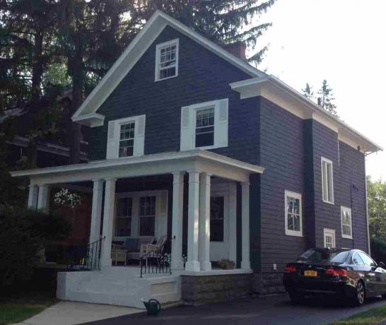 Casa cinza e branca no norte de Nova York