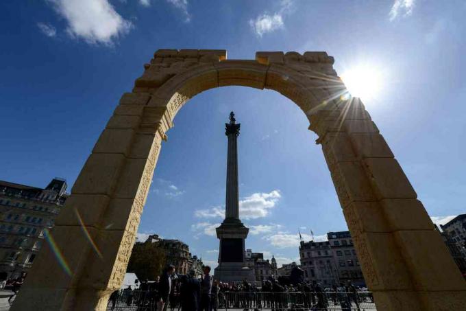 Uma réplica do Arco do Triunfo em Palmyra, criada em 2016 em Londres, desafiando o ISIL