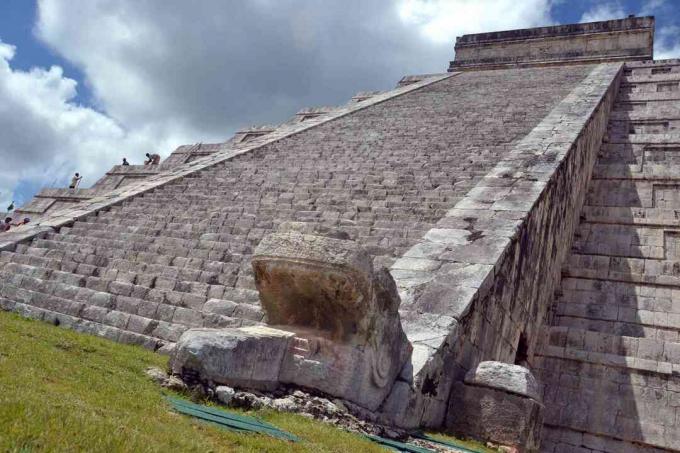 Olhando para el Castillo (Kukulcan) da parte inferior de suas escadas icônicas