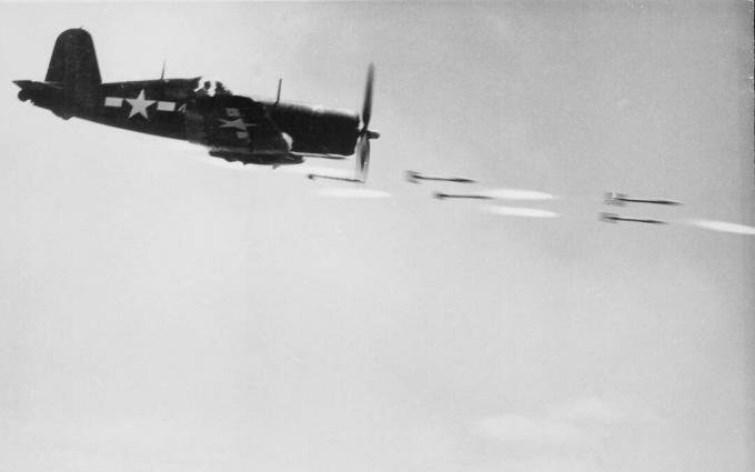 Caça F4U Corsair disparando foguetes durante a Batalha de Okinawa.