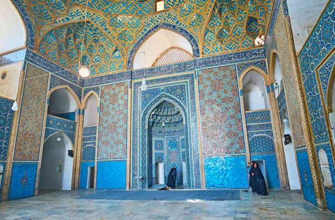 Os deslumbrantes padrões islâmicos da Mesquita Jameh do século XIV, com vista para a faiança mihrab, Yazd, Irã.