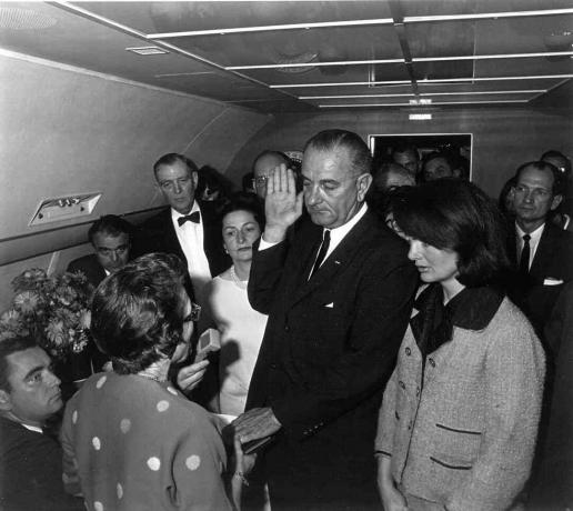 Lyndon B. Johnson faz o juramento de poder