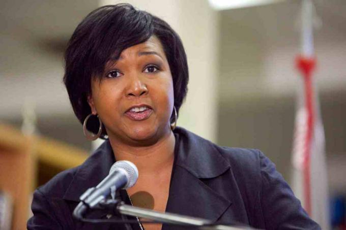 Mae Jemison fala aos alunos da Woodrow Wilson High School em 19 de março de 2009 em Washington, DC.