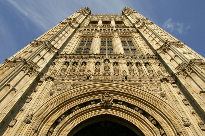 Olhando para a Torre Gótica Alta Victoria vitoriana (1860) em Londres, as Casas do Parlamento