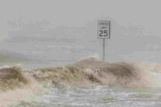 Sinal de limite de velocidade de 25 MPH aparecendo em águas revoltas