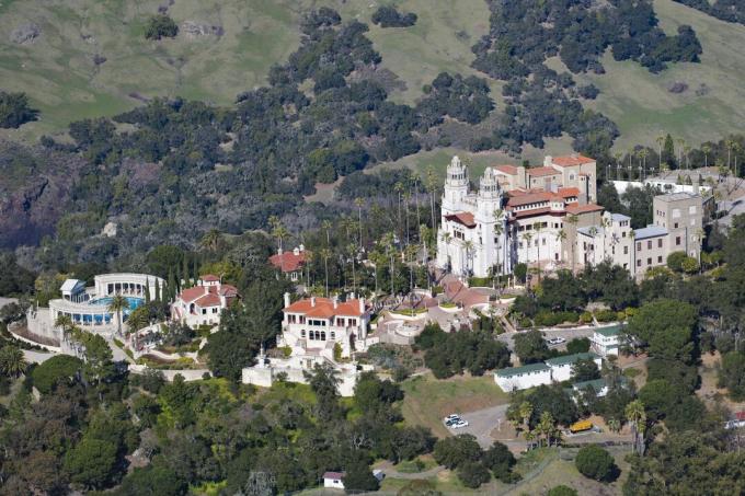 Foto aérea Hearst Castle, San Simeon, um castelo em uma colina em San Luis Obispo, Califórnia