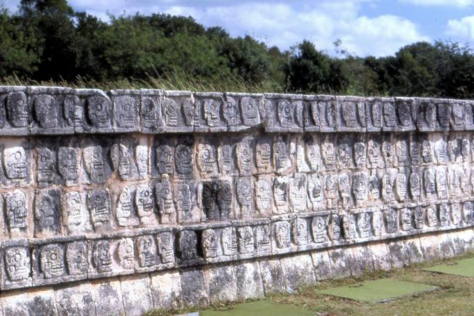 Parede de caveiras (Tzompantli) em Chichen Itzá, México