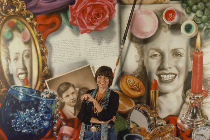 Pintura realista com fotos antigas, batom, vela, rosa e retrato da artista Audrey Flack.
