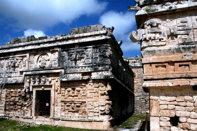 O anexo do convento com uma máscara de Chac na vanguarda